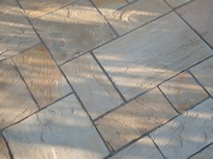 Römischer Verband für mediterranen Charme Helle Platten aus Sandstein im Römischen Verband von oben fotografiert