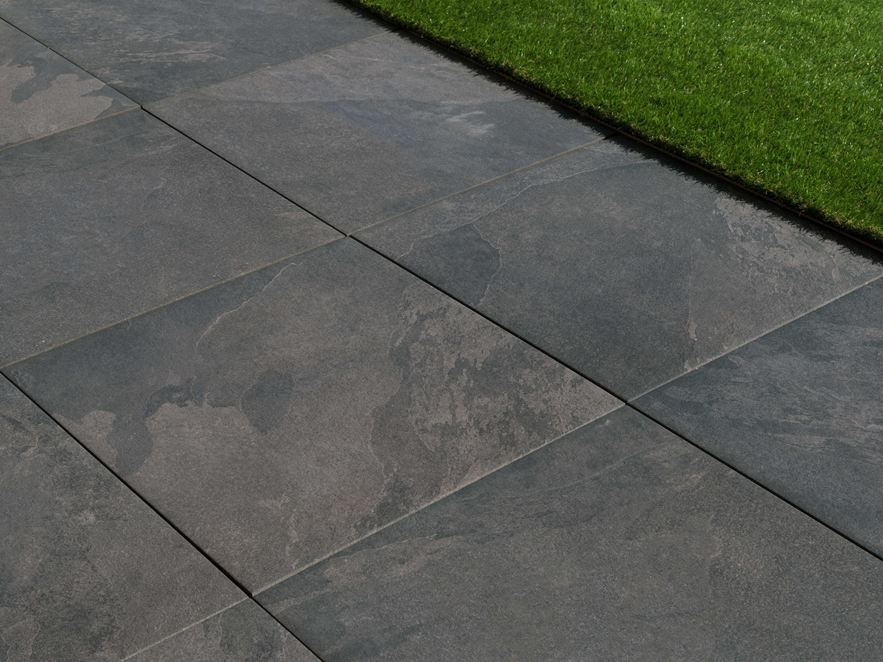 Terrassenplatten Alpine Black und Rasen