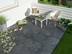 Terrasse mit modernen Möbeln und dunkelgrauen Platten in Schieferoptik aus der Vogelperspektive