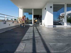 Personen auf der Schiefer-Dachterrasse