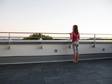 Kind auf Dachterrasse mit Natursteinboden aus schwarzem Schiefer