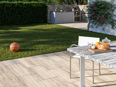 Terrasse mit Holzoptikplatten Amber Oak 3cm mit Garten und Outdoorküche