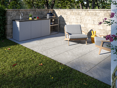 Terrasse mit Steinoptikplatte Classic Grey und Outdoorküche