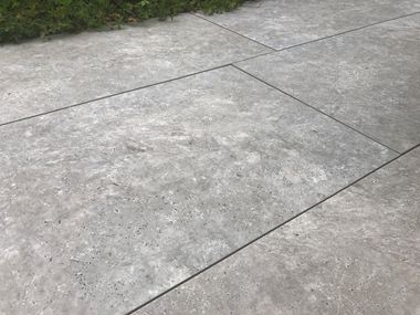 Trend Feinsteinzeug: Schöne Travertinoptik Verona in hellgrau Travertinoptik-Platten Verona nah