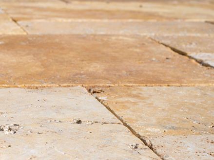 Detail Travertin Gold Platten im Außenbereich aus der Froschperspektive