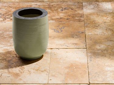 Travertin-Platten Gold mit grüner Dekoration