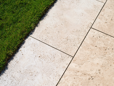 Travertin-Platten Medium Line Rasen 