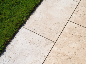 Travertin-Platten Medium Line Rasen 