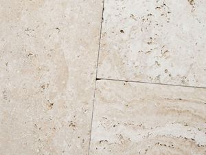 Harmonische Farbgebung und kleine Poren Detailaufnahme von hellen Travertinplatten Medium SELECT