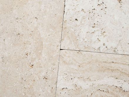 Detailaufnahme von hellen Travertinplatten Medium SELECT