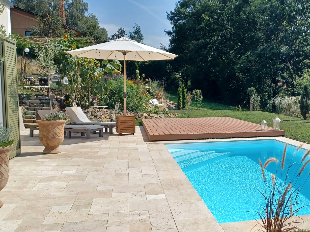 Traumhaft mediterrane Stimmung mit Medium Select Platten. Kundenfoto Terrassenplatten_Travertin_Medium_select_Pool_Ansicht2