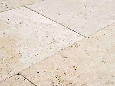 Nahaufnahme Travertin Terrassenplatte Medium Select in zartem Beige