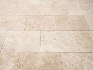 Eine harmonische Terrasse aus Naturstein! Verlegter Natursteinboden Travertin in sanftem Beige