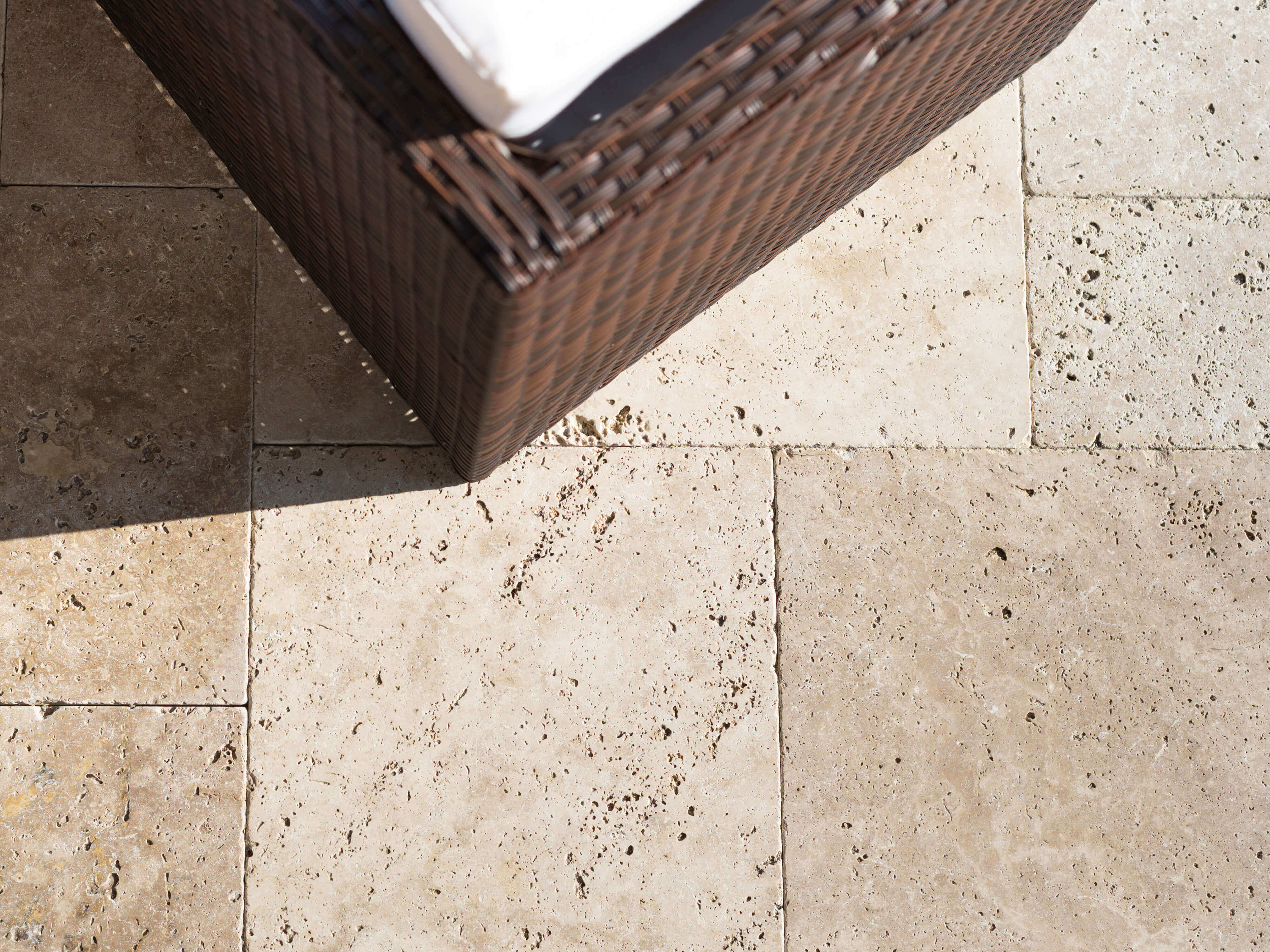 Gartenmöbel auf Travertin Medium Platten