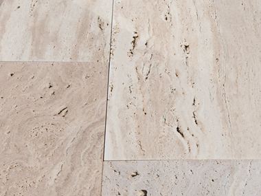 Nahaufnahme von Travertinplatten Natura mit Holzlook