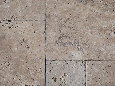 Nahaufnahme von Travertin Noce im Außenbereich