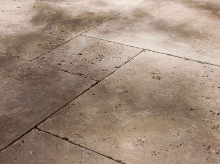 Travertin-Platten Noce, getrommelt, seitliche Nahaufnahme mit Halbschatten