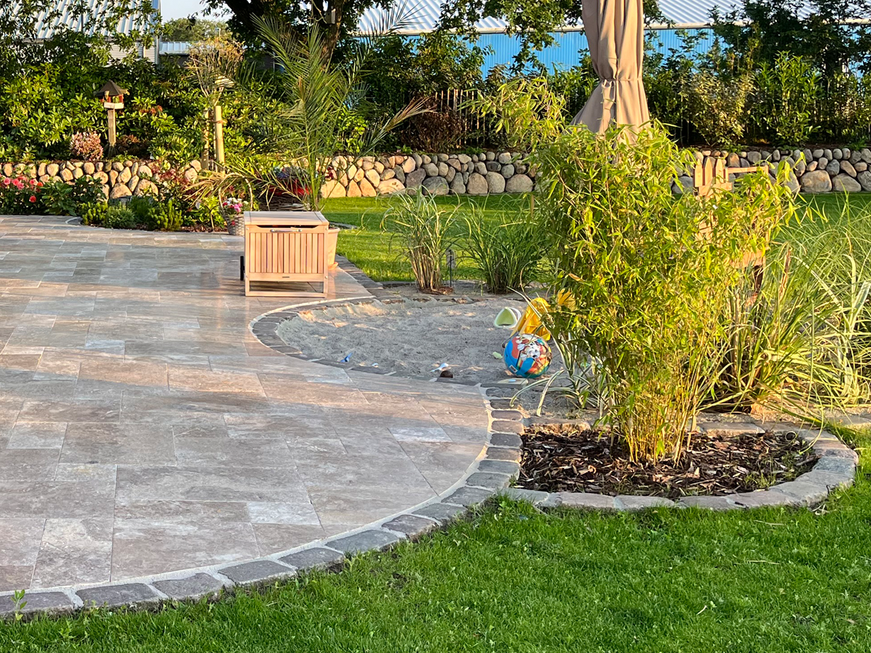 Travertin Noce Terrasse mit Abendstimmung Travertin Noce Terrasse mit Sandkasten Runde Terrasse Abendstimmung