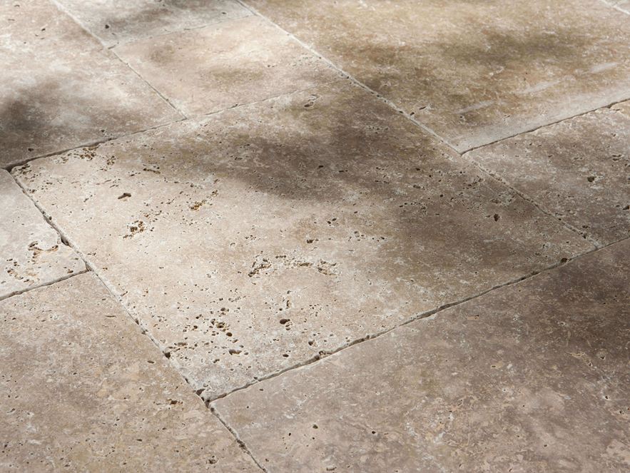 Natursteinplatten aus Travertin Noce im Halbschatten