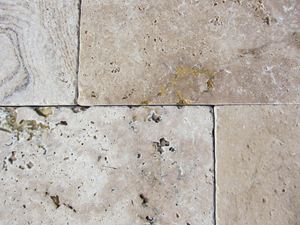 Nahaufnahme von getrommelten Travertinplatten mit charakteristischen Vertiefungen