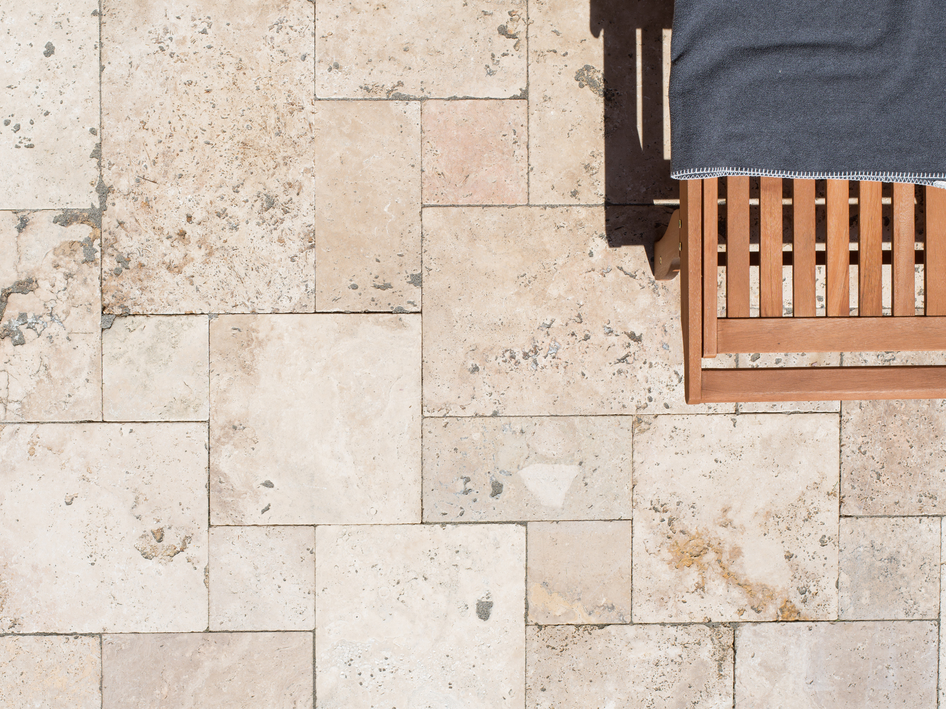 Blick auf Travertin Rustic im Römischen Verband mit Liegestuhl