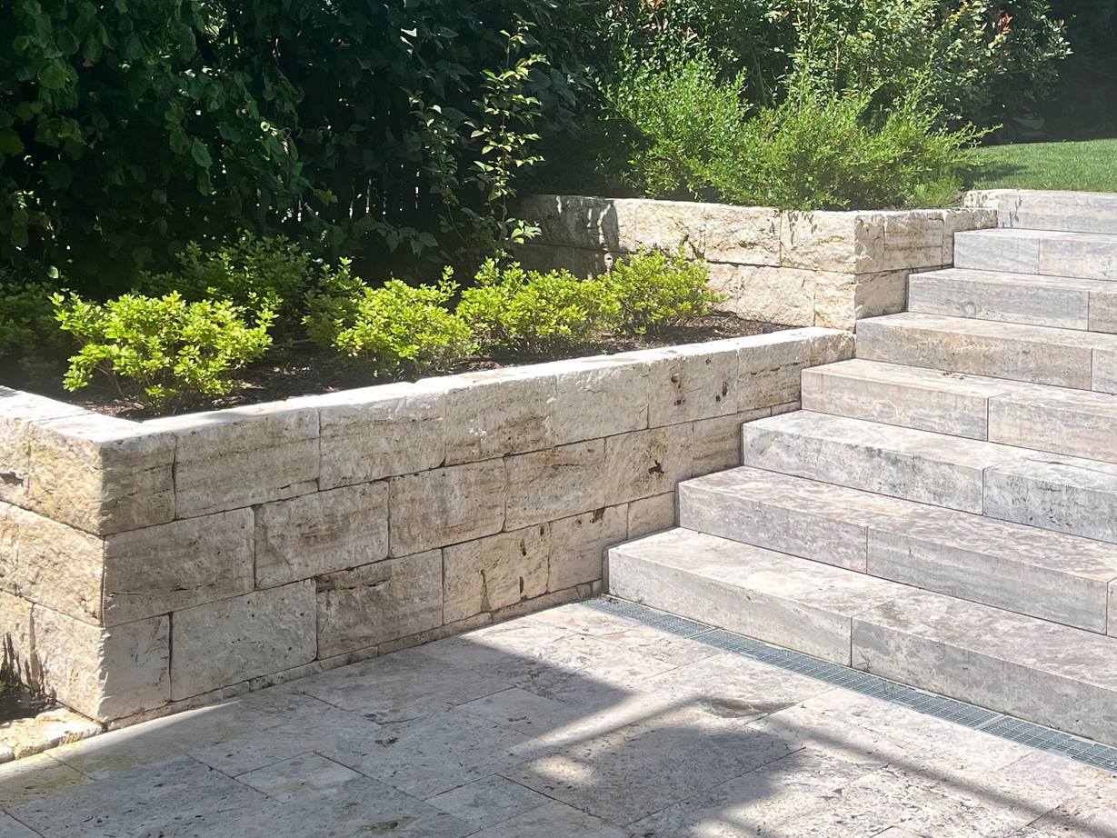 Schöne Kombi: Travertin Silver Terrasse mit Mauersteinen Medium Select. Kundenfoto Travertin Mauer