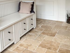 Chateau_Antique_Flur