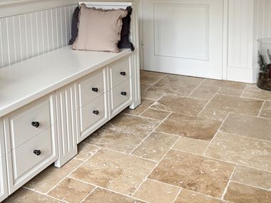 Chateau_Antique_Flur