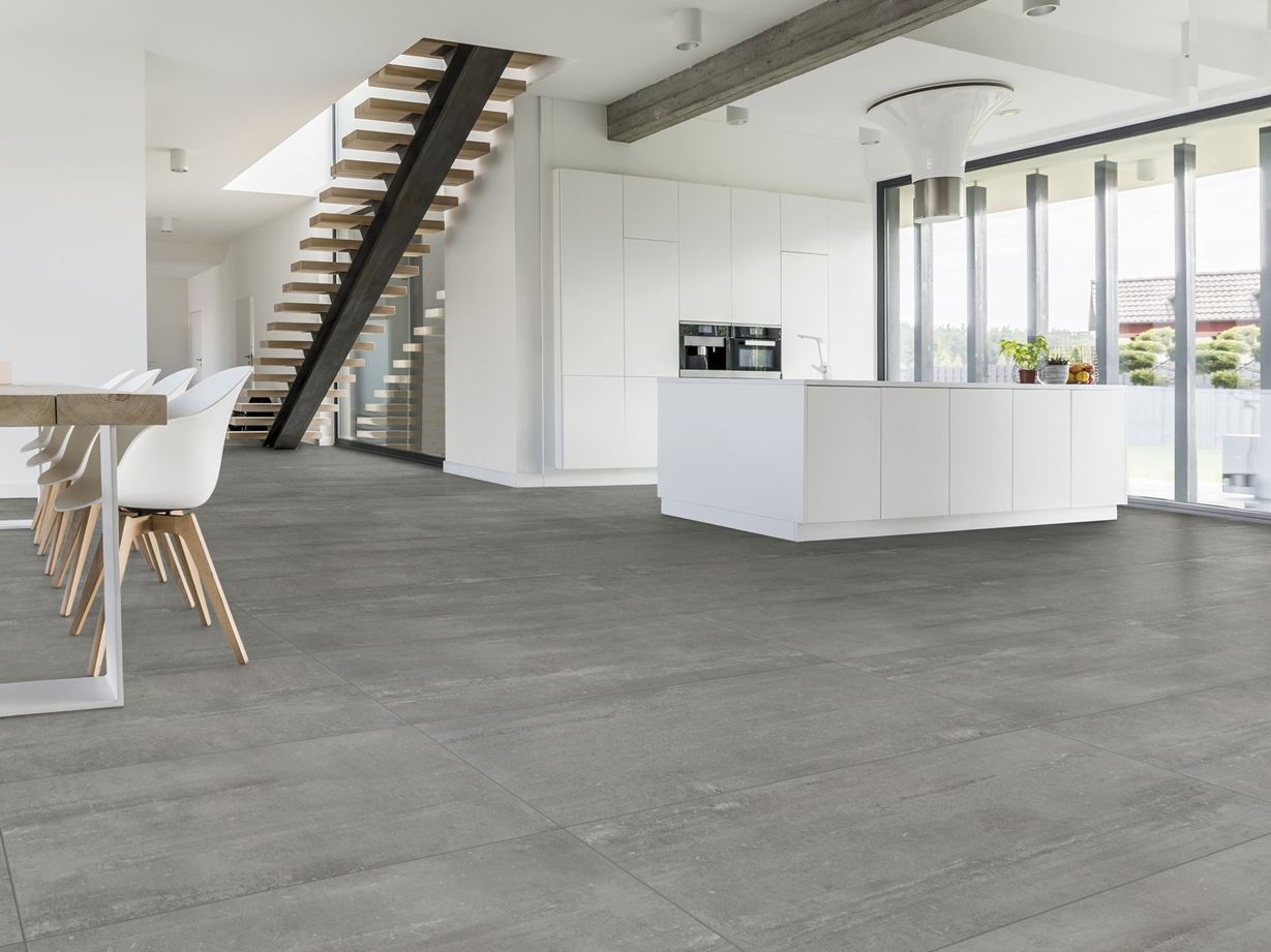 Fliesen in Betonoptik. Moderner Look & edles Flair: Concrete Smoke Modernes Esszimmer, Treppe und Tisch mit Betonoptik-Fliesen Concrete Smoke in dunkelgrau