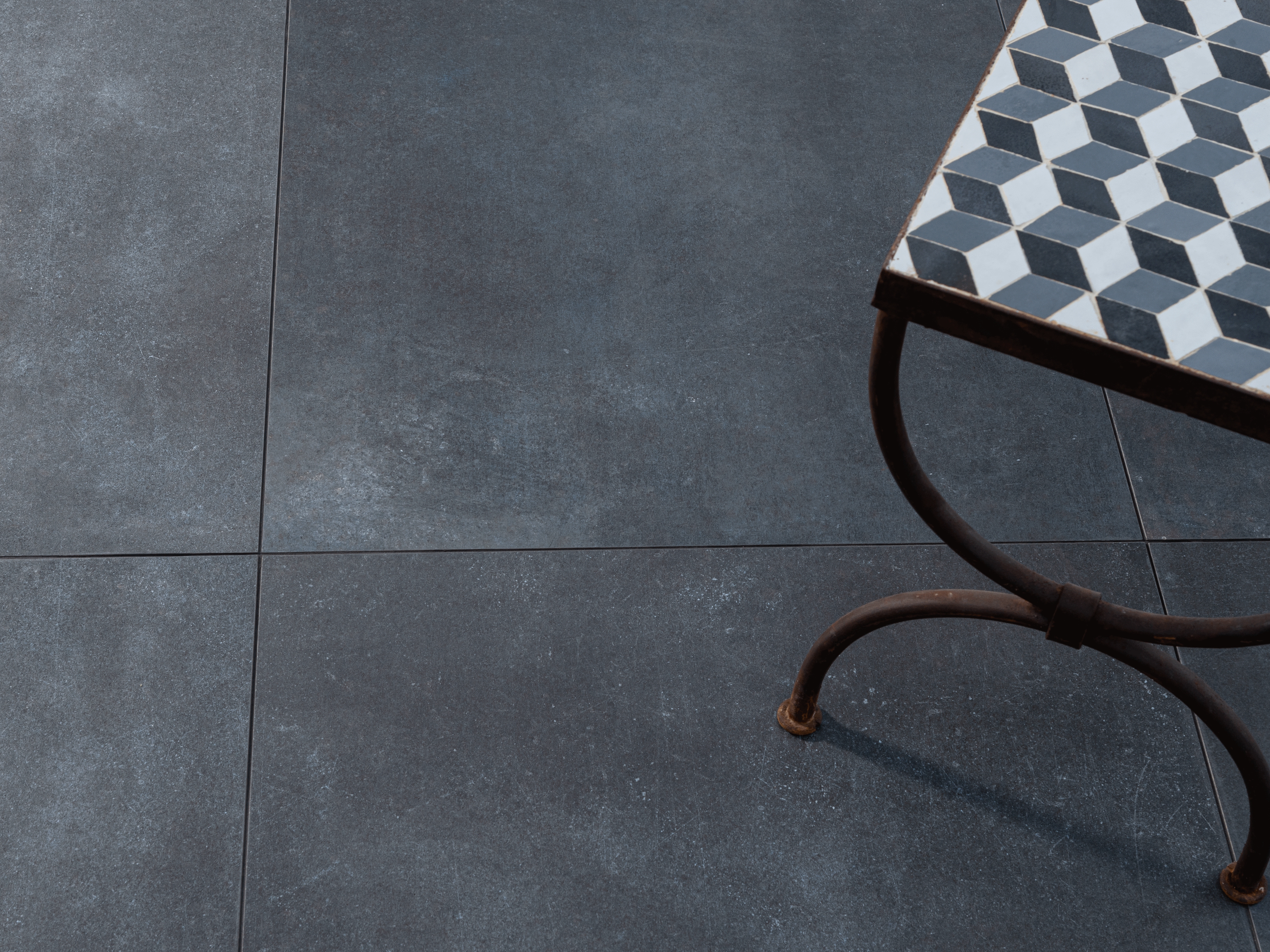 Betonoptik-Fliesen: trendiger Urban Stil Dunkle Fliesen in Betonoptik mit Beistelltisch von oben fotografiert