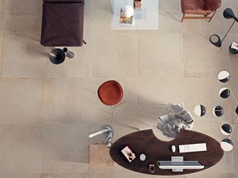 Wohnzimmer mit Betonoptik-Fliesen Pure Sand