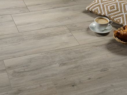 Holzoptik_Fliesen_Canada_Lake_mit_Kaffee_und_Kissen