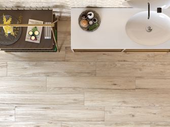 Badezimmer mit Holzoptik-Fliesen Scandi Light, von oben