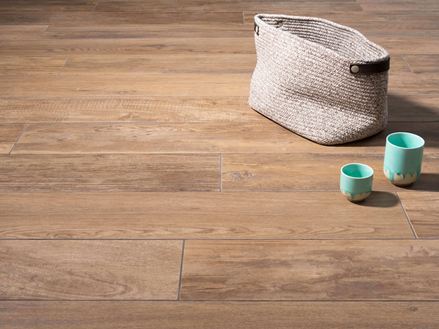 Deko auf Feinsteinzeug-Fliesen Urban Caramel