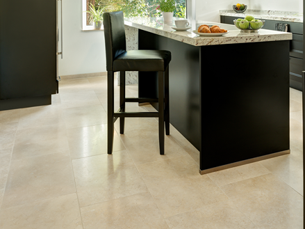 Küche mit modernen schwarzen Möbeln und hellbeigen Kalksteinfliesen als Bodenbelag