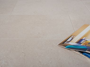 Steinoptik-Fliesen Sevilla Cream mit Deko