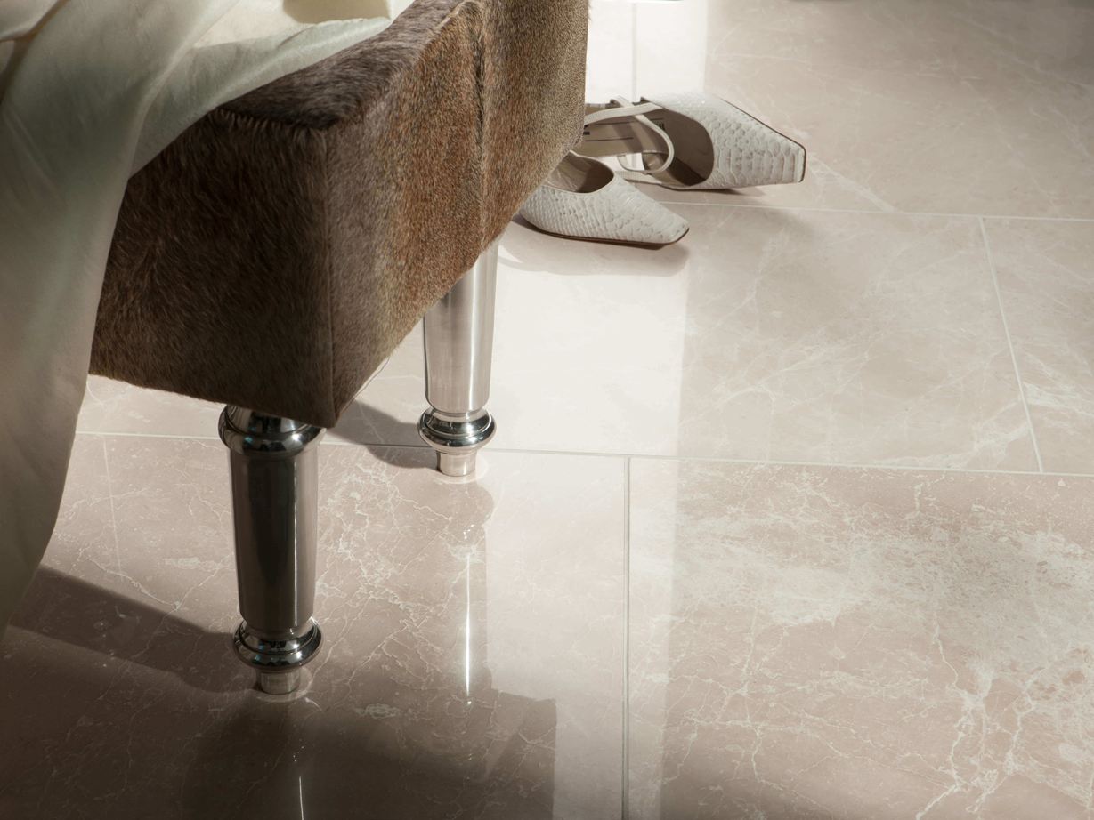 Ein Naturstein mit faszinierenden Mustern: Marmor-Fliesen Burdur Cream Marmor-Fliesen Burdur Cream mit Sitzhocker und einem paar Schuhe