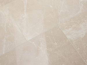 Verlegte Marmorfliese Burdur Cream mit polierter Oberfläche und weißen Maserungen in der beigefarbenen Grundfläche