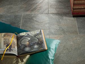 Buch und Kissen auf verlegter Quarzitfliese Deoli Green