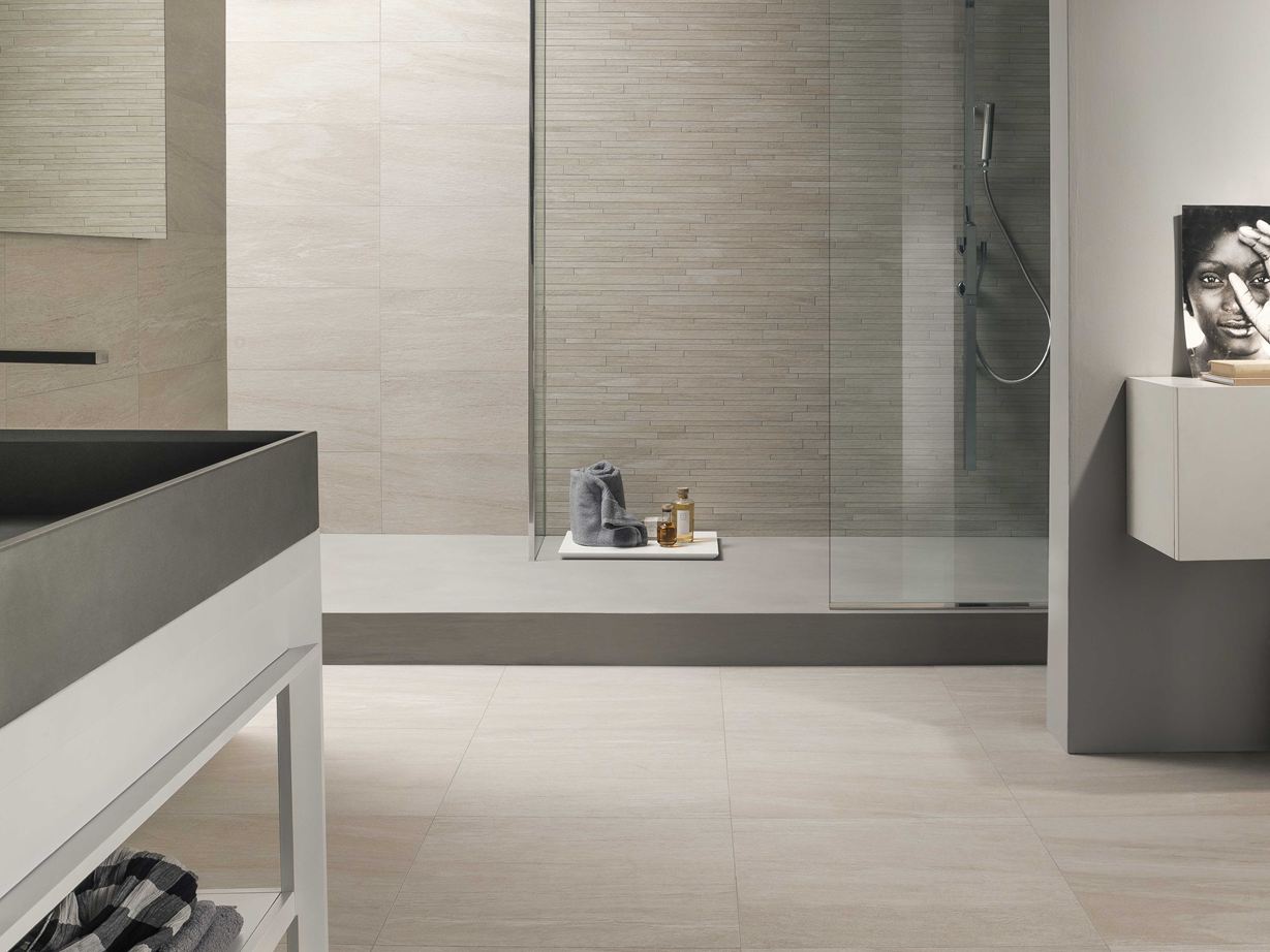 Ein Boden mit dezenten und edlen Farben Badezimmer mit Feinsteinzeug-Fliesen Mountain Beige