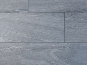 Verlegte Fliesen in Steinoptik in Grau und Weiß von oben fotografiert