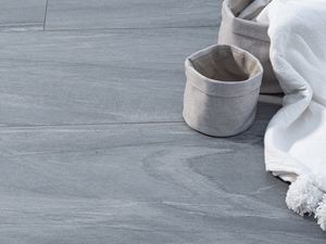 Fliesen in grauer Steinoptik mit Deko