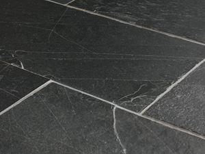 Nahaufnahme verlegter Naturschiefer in Anthrazit mit weisser Fuge