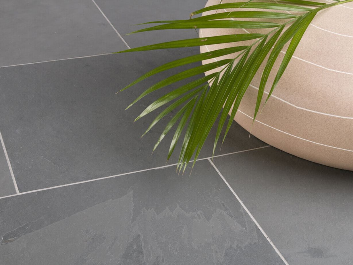 Schieferfliese Grey Slate: Schöne Schieferungen: edle, dezente Muster Schiefer-Fliesen Grey Slate mit Dekoration und Palmzweig