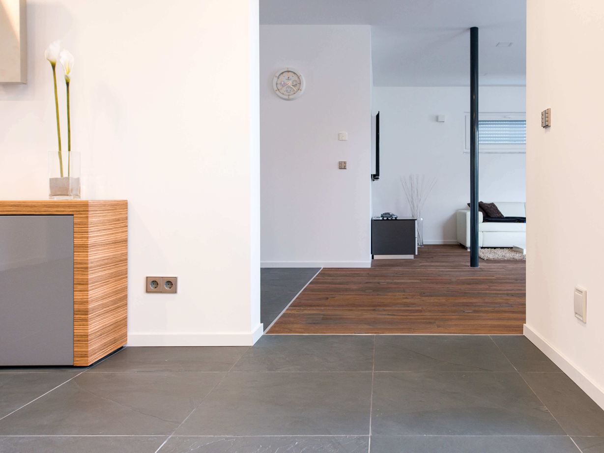 Weiß harmoniert wunderbar zu Schiefer Durchgang mit Schiefer- und dunklem Holzboden