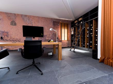 Büro mit Weinregal und Holztisch, Bodenbelag Schieferfliesen Mustang