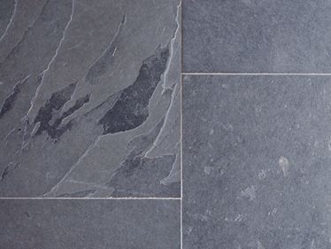 Verlegte Schieferfliesen Mustang von oben fotografiert