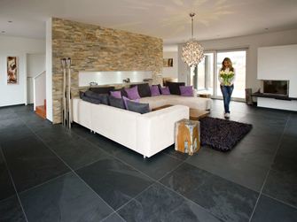 Kundenfoto: Schiefer-Fliesen Mustang, verlegt im Wohnzimmer mit Frau, die Tulpen bringt