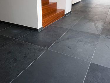 Kundenfoto:Schiefer-Fliesen Mustang, verlegt im Treppenbereich / Flur