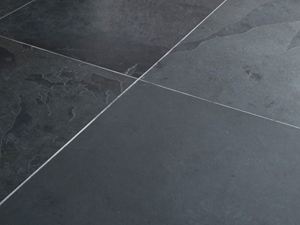 Detailaufnahme der hellen Fugen zwischen den einzelnen Fliesen aus Schiefer